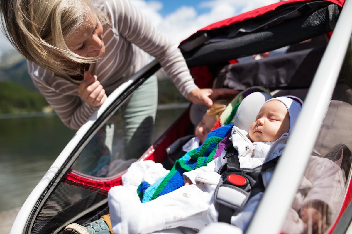 Fahrradanhänger für Babys: Ab wann ist welcher Anhänger geeignet?