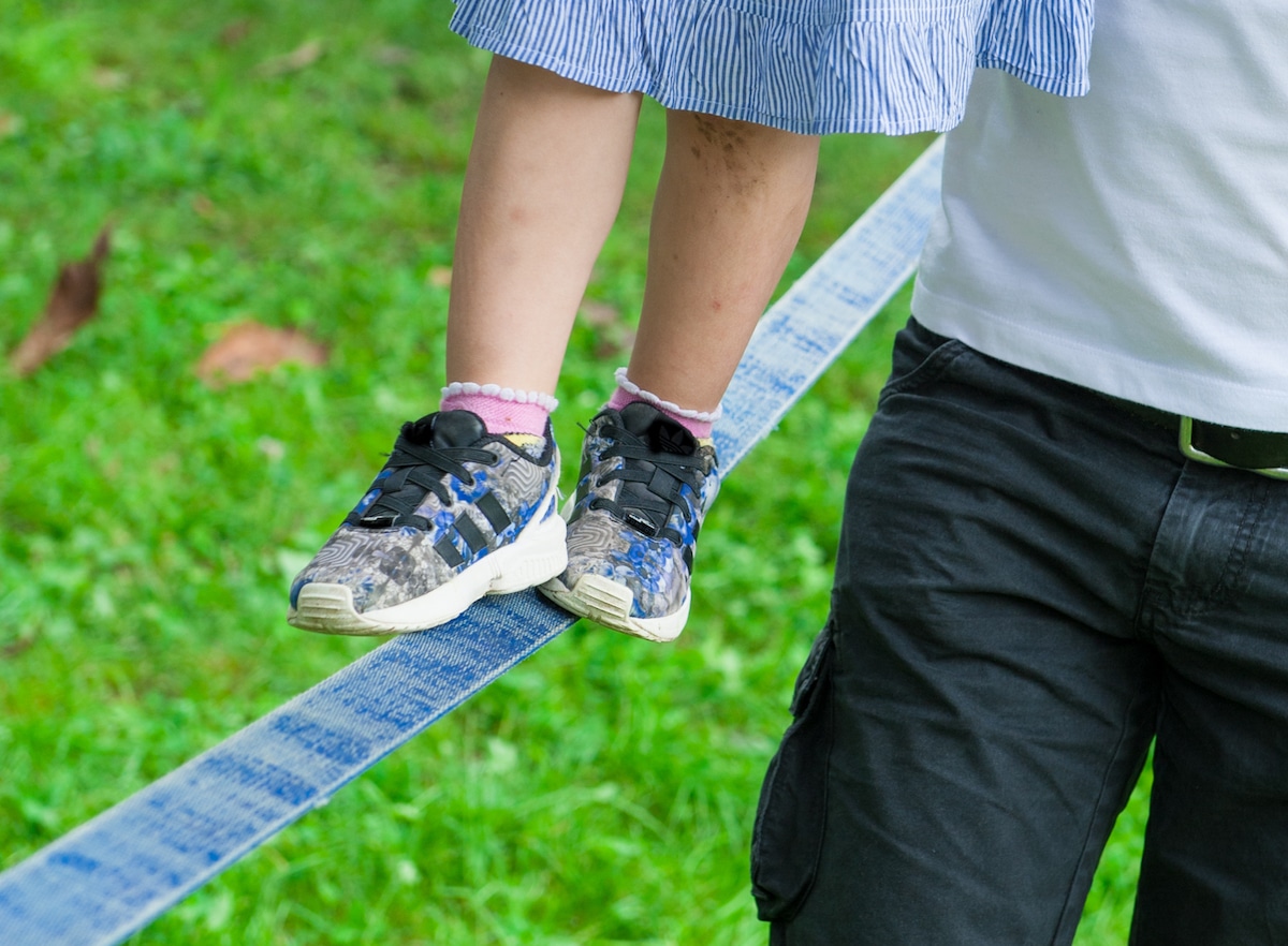 Eine Slackline für Kinder bietet Spaß im Park und ist außerdem ein tolles Gartenspielzeug.