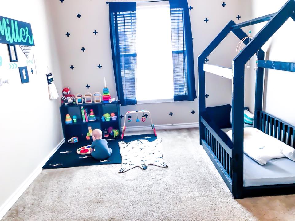 Baby im Montessori Babyzimmer mit Hausbett und Spielbereich