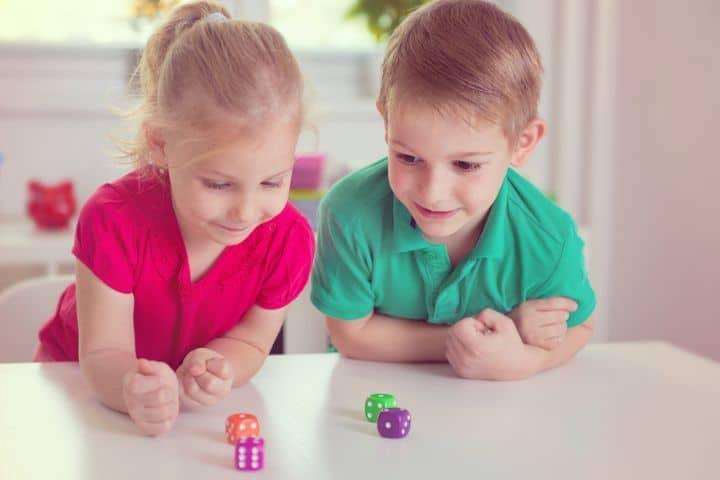 Kinder spielen ein Gesellschaftsspiel