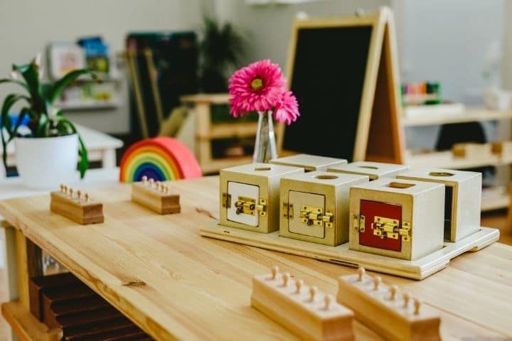 Zimmer mit Montessori Spielzeug und Material