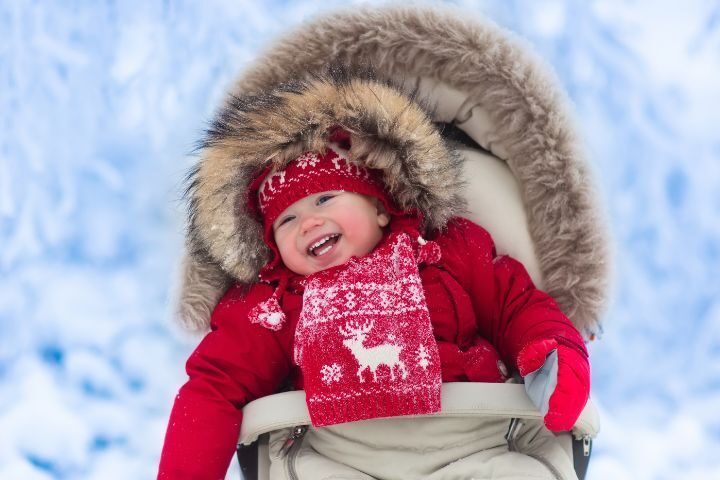 Winterbaby im Kinderwagen bei Schnee