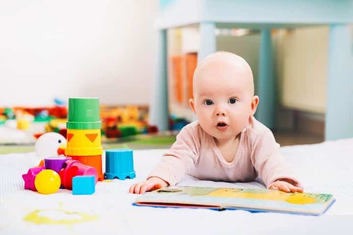 6 Monate altes Baby mit Spielzeug