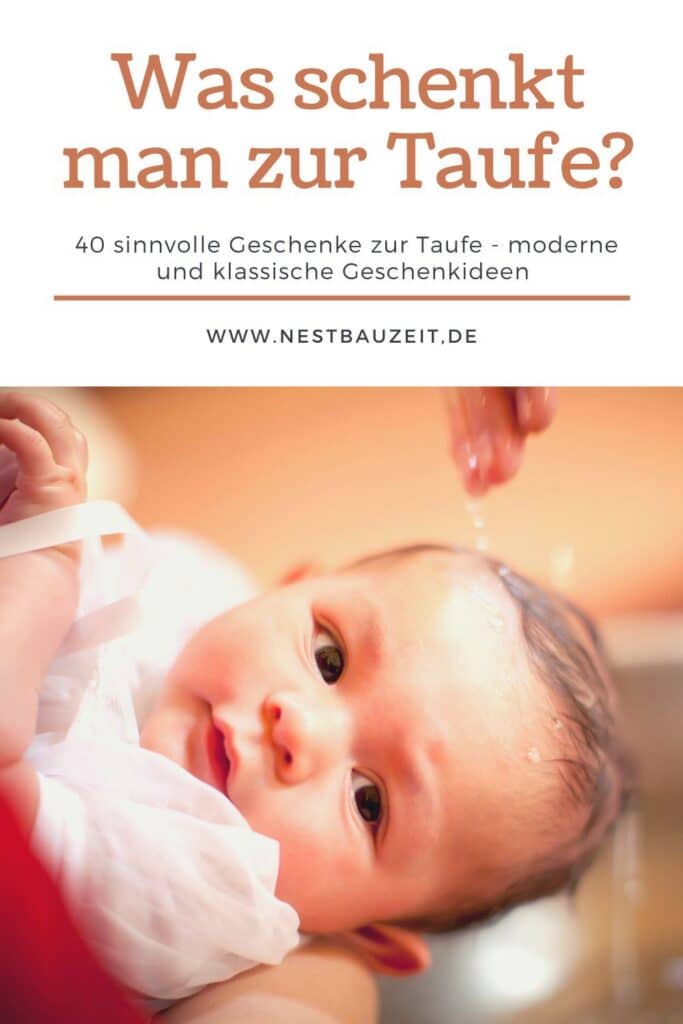 Pin mit Text: "Was schenkt man zur Taufe - 40 sinnvolle Geschenke zur Taufe). Das Foto zeigt ein Baby bei der Taufe.