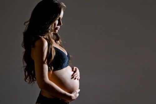 Foto einer schwangeren Frau im Fotostudio