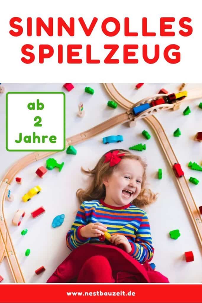 Pinterest-Bild mit Titel "Sinnvolles Spielzeug ab 2 Jahre" zeigt lachendes Mädchen mit Spielsachen