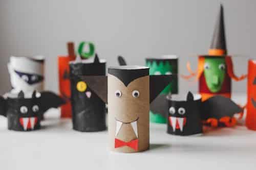 selbst gebasteltete Monster aus Klopapierrollen