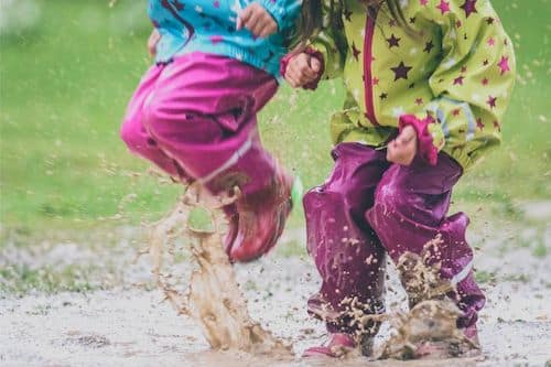 Pfützen springen im Regen